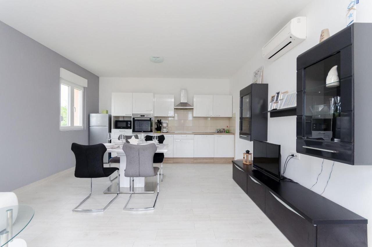 Apartments And Room Ljubica لوبار المظهر الخارجي الصورة