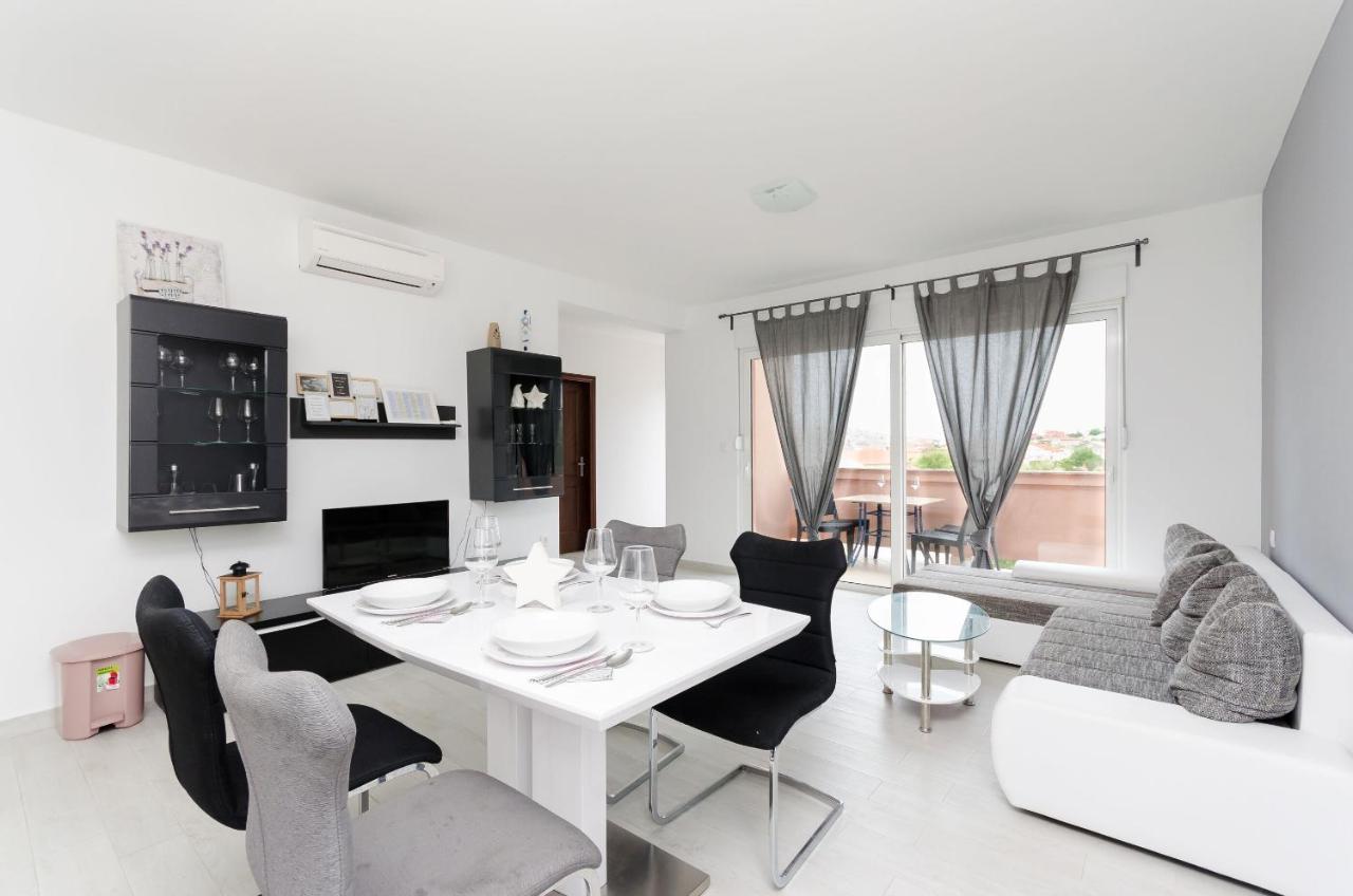 Apartments And Room Ljubica لوبار المظهر الخارجي الصورة
