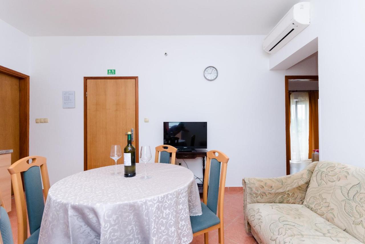 Apartments And Room Ljubica لوبار المظهر الخارجي الصورة